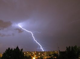 Об опасностях во время грозы напомнили спасатели