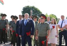Торжества, посвященные дню освобождения Борисова от немецко-фашистских захватчиков, начались с возложения цветов к памятнику экипажу Павла Рака