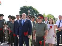 Торжества, посвященные дню освобождения Борисова от немецко-фашистских захватчиков, начались с возложения цветов к памятнику экипажу Павла Рака