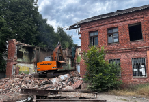 На улице Стахановской продолжается снос аварийного здания