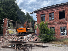 На улице Стахановской продолжается снос аварийного здания