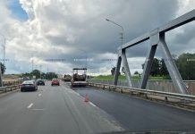 Фотофакт. В Борисове на старой части автомобильного моста через Березину заасфальтировали одну из полос