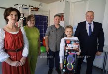 Музыкальная колонка в подарок: председатель Борисовского райисполкома отметил талант юного вокалиста с аутизмом