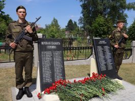 В Борисове открыли памятную плиту с нанесенными именами захороненных ранее неизвестных советских солдат, погибших в годы Великой Отечественной войны