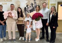 Активисты молодежного движения «Искра» вручили «Бацькаву кашулю» семье Мурадян