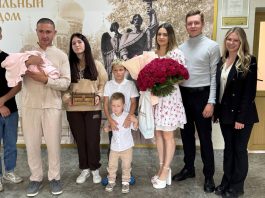 Активисты молодежного движения «Искра» вручили «Бацькаву кашулю» семье Мурадян