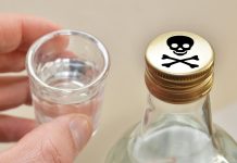 Суррогатный алкоголь: чем опасно употребление поддельного спиртного и как избежать отравления