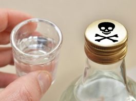 Суррогатный алкоголь: чем опасно употребление поддельного спиртного и как избежать отравления