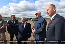 Александр Лукашенко в Минском районе встретился с передовиками жатвы, которые достигли высоких показателей во время уборочной кампании