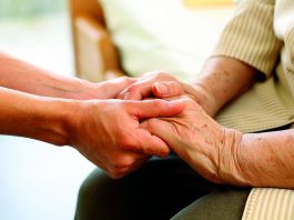 Можно ли работать и получать пособие по уходу за инвалидом I группы или пожилым, пояснили в Минтруда