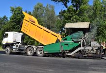 На участке дороги Р53 Слобода – Новосады в Борисове идет укладка нового асфальта