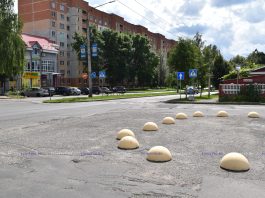 Перед пересечением улиц Орджоникидзе и Даумана установлены ограничители парковки Перед пересечением улиц Орджоникидзе и Даумана установлены ограничители парковки
