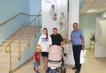 Символичный подарок преподнесли молодым родителям в Борисовском ЗАГСе