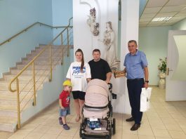 Символичный подарок преподнесли молодым родителям в Борисовском ЗАГСе