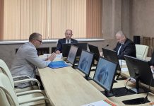 Путепровод, электрозарядки и проблемы дворов: какие еще вопросы борисовчане обсудили с председателем Миноблисполкома