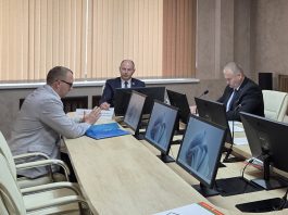Путепровод, электрозарядки и проблемы дворов: какие еще вопросы борисовчане обсудили с председателем Миноблисполкома