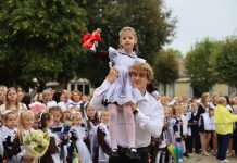 Торжественная линейка, посвященная Дню знаний, прошла в гимназии №3 г. Борисова. Фоторепортаж