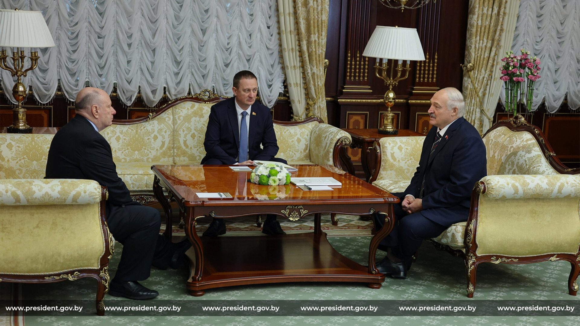 Александр Лукашенко на встрече в Минске предложил российскому бизнесмену Владимиру Потанину тесное сотрудничество с Беларусью