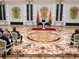 Александр Лукашенко вручил государственные награды заслуженным представителям различных сфер