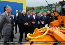 Александр Лукашенко совершил рабочую поездку в Логойский район Минской области, где посетил ООО «АМКОДОР-ЛЕСМАШ»