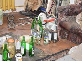 Без света, газа, но со спиртным: репортаж из рейда субъектов профилактики Борисовского района