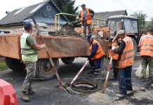 На участках улиц Комсомольской и Морозова в Борисове ведутся подготовительные работы перед укладкой второго слоя асфальта