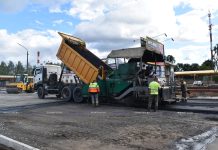 На участке ул. Строителей в районе автовокзала в Борисове идет укладка асфальта. Фоторепортаж