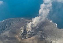 В Индонезии за сутки проснулись сразу четыре вулкана