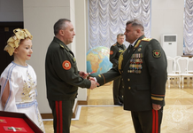 Министр обороны в торжественной обстановке вручил государственные награды военнослужащим Вооруженных Сил. В их числе – борисовчанин