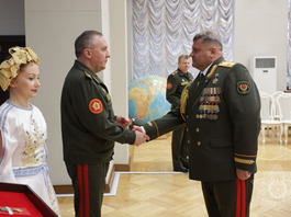 Министр обороны в торжественной обстановке вручил государственные награды военнослужащим Вооруженных Сил. В их числе – борисовчанин