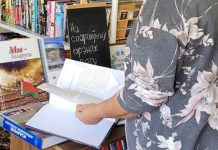 «Кожная пятніца – роднае, сваё!». У гарадской бібліятэцы №2 прайшлі інфахвілінкі каля выставы аднаго дня