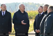 Президент Беларуси Александр Лукашенко в ходе рабочей поездки в Минский район ознакомился с проведением эксперимента по повышению плодородия песчаных почв