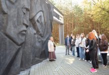 В тишине мемориалов: учащиеся Борисовского медицинского колледжа посетили памятные места