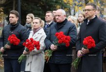 Министр финансов Владислав Татаринович вместе с молодежью системы Министерства финансов возложил цветы к Вечному огню в Борисове