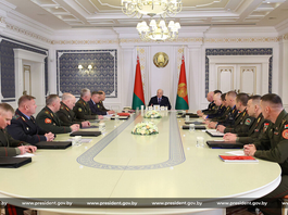 Президент собрал совещание по итогам проверки боевой и мобилизационной готовности 7-й отдельной специальной милицейской бригады внутренних войск МВД