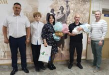 Члены совета Борисовского районного отделения партии «Белая Русь» вручили «Бацькаву кашулю» семье Инессы Копыловой и Александра Костецкого