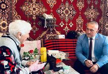 Депутат Палаты представителей Национального собрания Республики Беларусь Руслан Косыгин навестил труженицу тыла Зинаиду Гунько