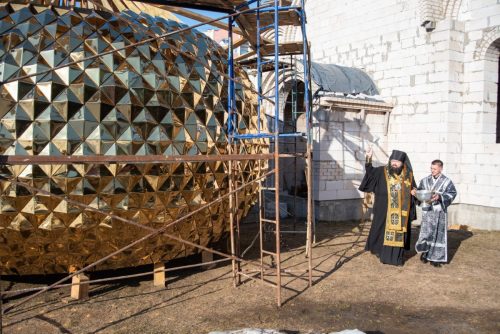 Епископ Амвросий совершил освящение креста и купола для строящегося Борисо-Глебского храма города Борисова