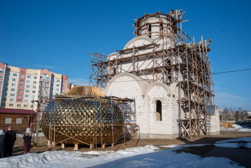 Епископ Амвросий совершил освящение креста и купола для строящегося Борисо-Глебского храма города Борисова