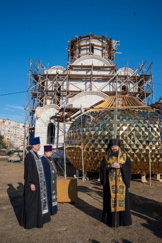 Епископ Амвросий совершил освящение креста и купола для строящегося Борисо-Глебского храма города Борисова