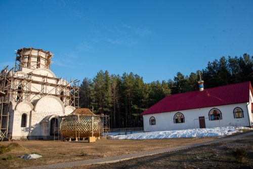 Епископ Амвросий совершил освящение креста и купола для строящегося Борисо-Глебского храма города Борисова